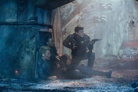 kirk uhura spock star trek en la oscuridad
