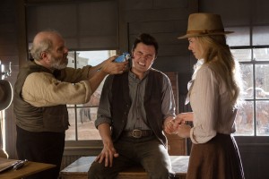 charlize theron sethmacfarlane pueblo chico pistola grande