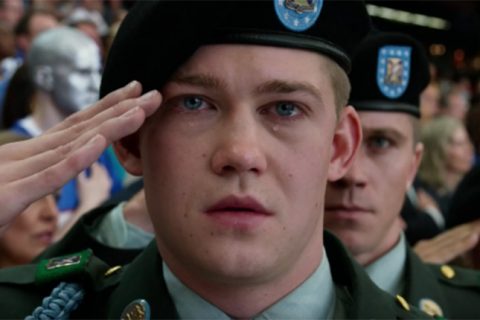 billy-lynns-long-halftime-walk-joe-alswyn-600x314