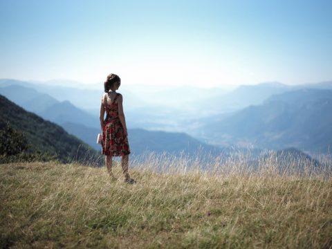 things-to-come-2016-002-isabelle-huppert-looking-over-grassy-hills_1000x750