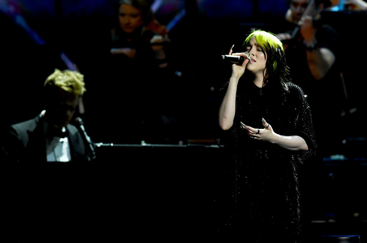 Billie Eilish interpretando No Time to Die en los Brit Awards